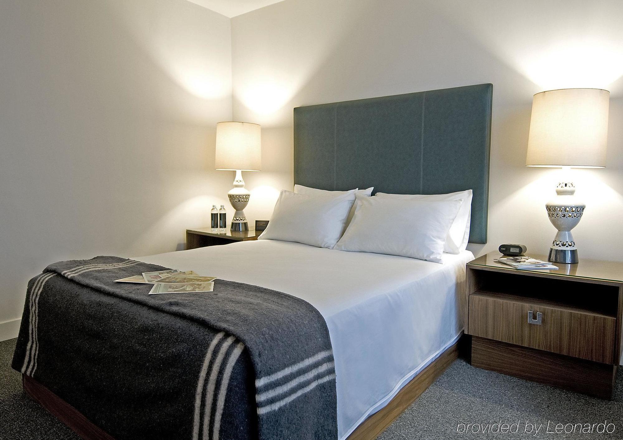 The Burrard Hotel Vancouver Room photo